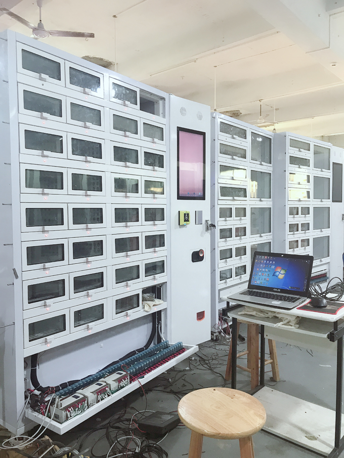 디저트 CE 인증 OEM 4를 위한 1500W 로커 자동 판매기