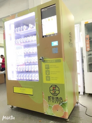 청량 음료와 간식은 자동 판매기를  아프게 합니다, 컨베이어가 자동 판매기를 벨트를 감습니다 